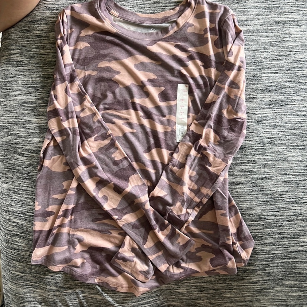brand is Favorite Crew. never wore, purplish and pinkish. very good condition.